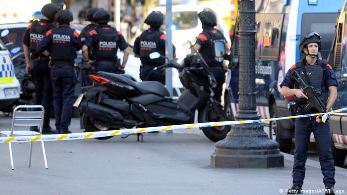 Spanien Barcelona Lieferwagen fährt in Menschenmenge (Getty Images/AFP/J. Lago)