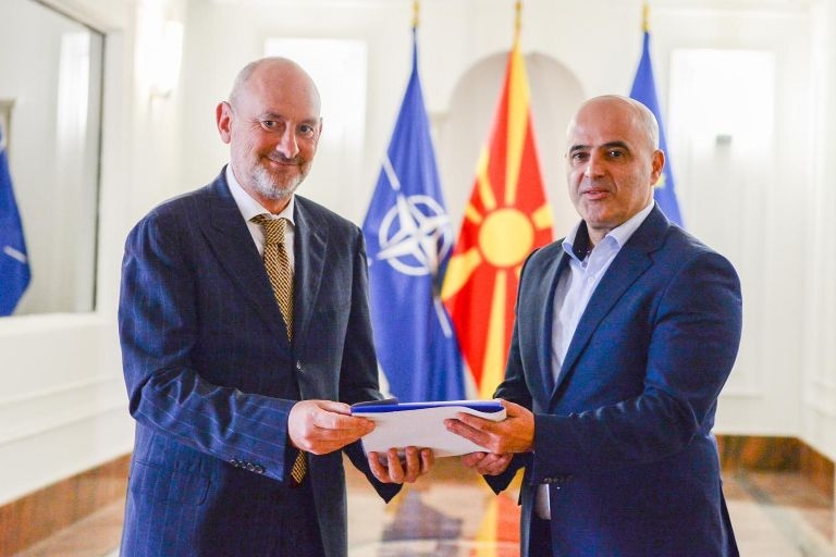 ЕУ амбасадорот Гир го предаде Извештајот на Европската комисија на премиерот Ковачевски
